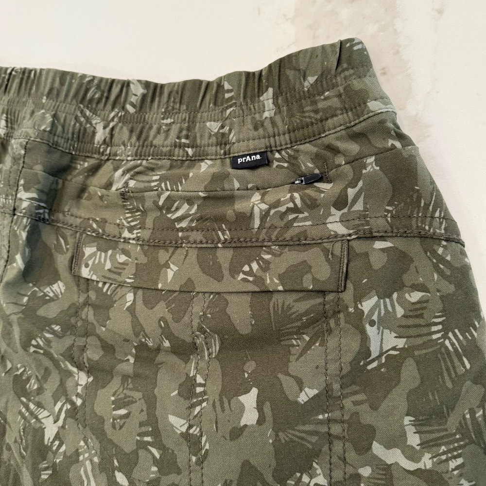 Prana NWT Halle E-Waist Short II 5” Inseam Women’s 12 Dark Green Camo Pockets - Picture 8 of 9